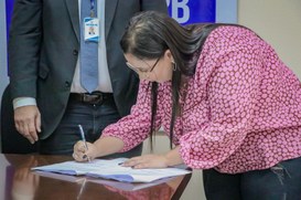 Assinatura de convênio com clubes de futebol.