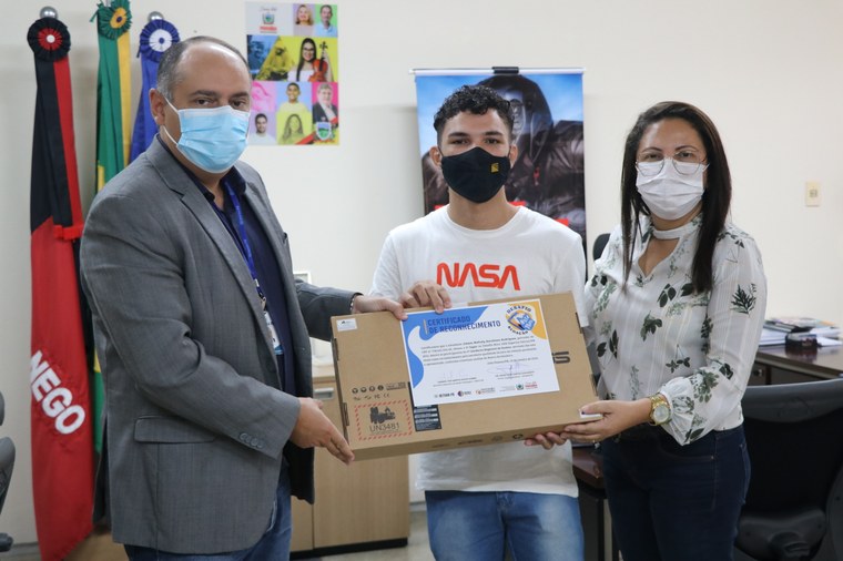 Entrega de Notebook, premiação da redação nota 1000.