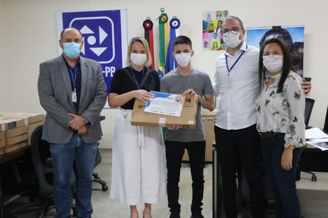 Entrega de Notebook, premiação da redação nota 1000.