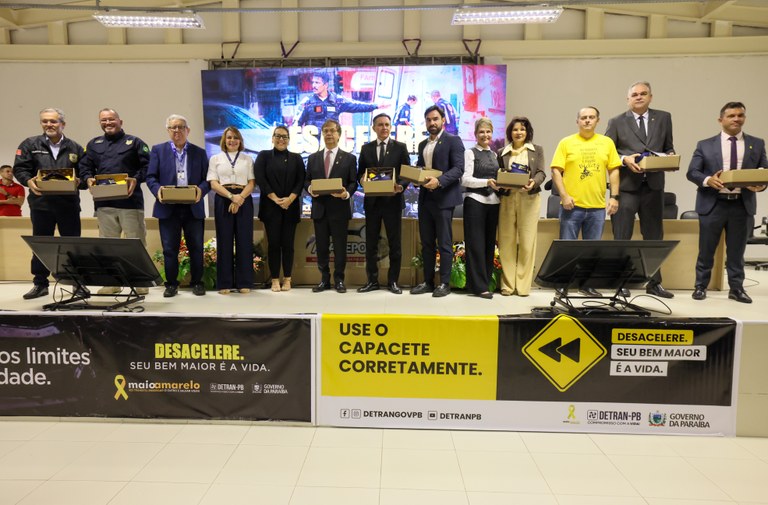 AMARELO 02 No trânsito Enxergar o outro salva vidas